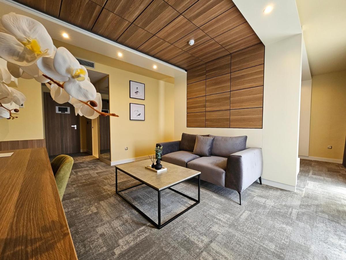 Hotel Etna Gracanica  Kültér fotó