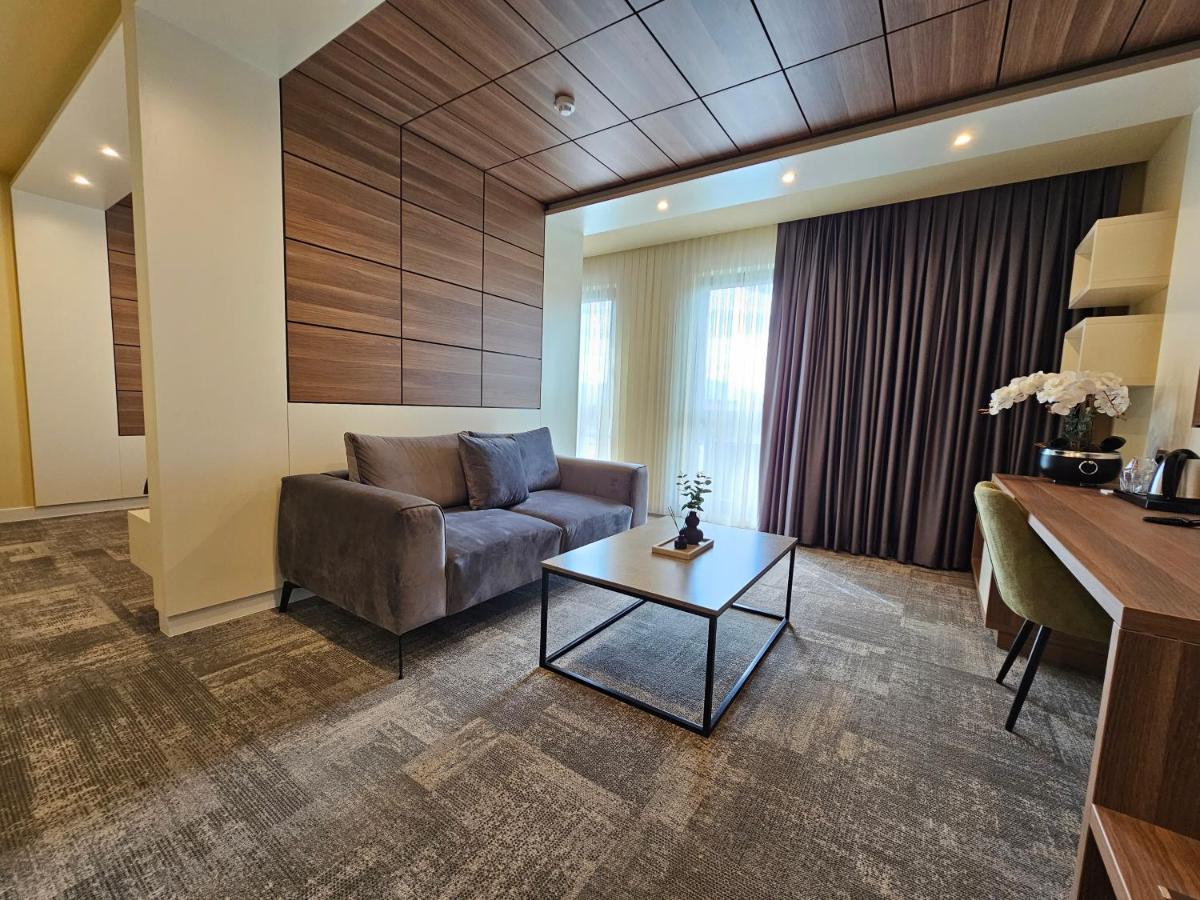 Hotel Etna Gracanica  Kültér fotó