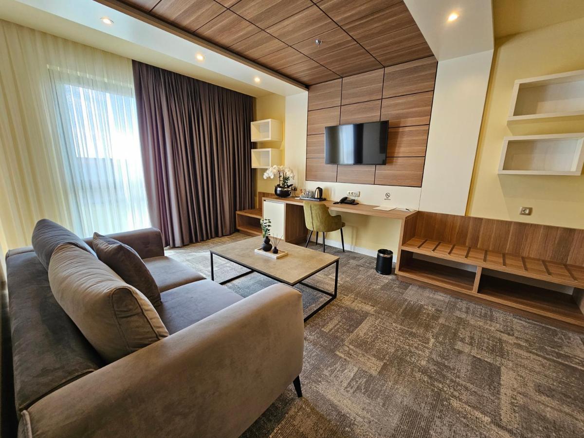 Hotel Etna Gracanica  Kültér fotó